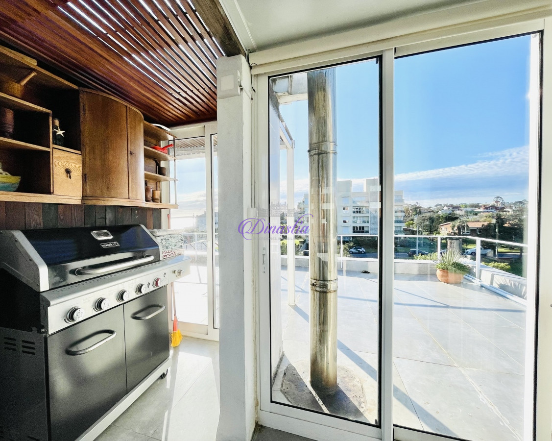 Casa ID.318 - Venta y Alquiler Casa de 5 Dormitorios con piscina climatizada Frente a Playa Mansa, Punta del Este