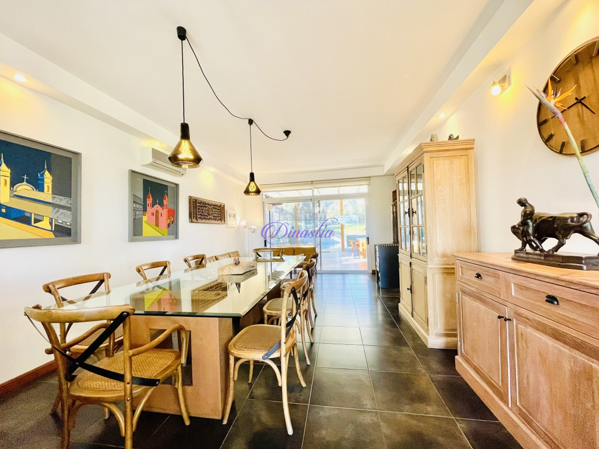 Casa ID.318 - Venta y Alquiler Casa de 5 Dormitorios con piscina climatizada Frente a Playa Mansa, Punta del Este