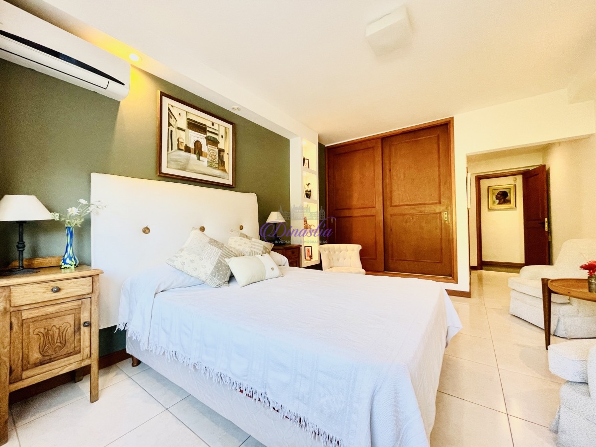 Casa ID.318 - Venta y Alquiler Casa de 5 Dormitorios con piscina climatizada Frente a Playa Mansa, Punta del Este