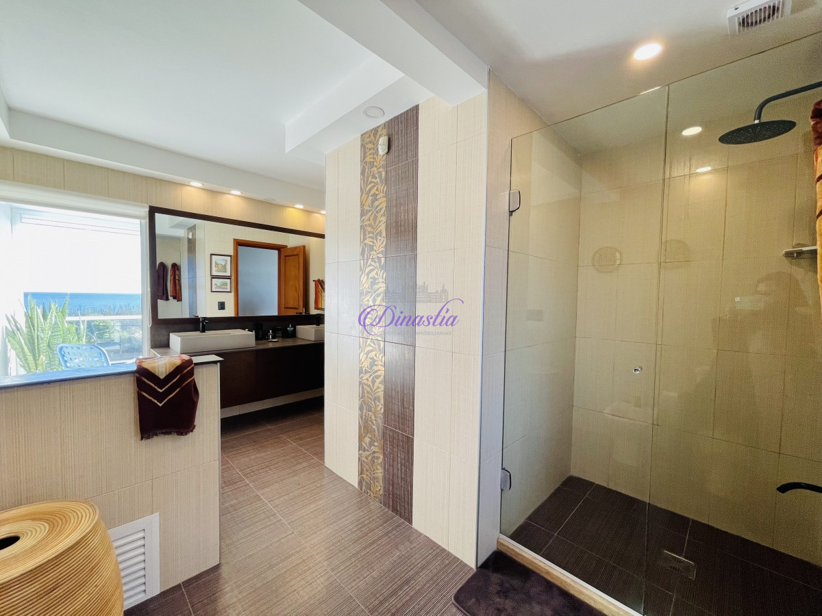 Casa ID.318 - Venta y Alquiler Casa de 5 Dormitorios con piscina climatizada Frente a Playa Mansa, Punta del Este