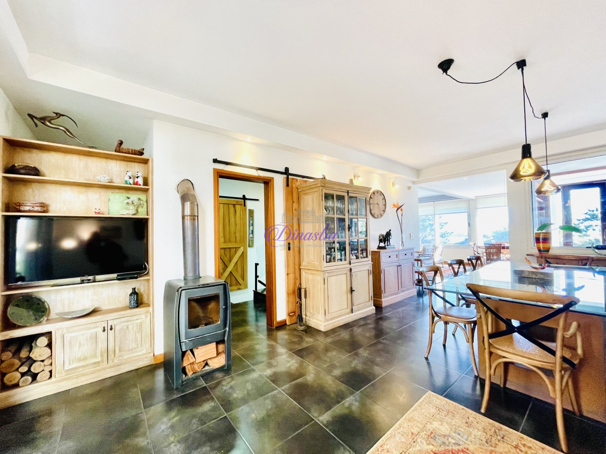 Casa ID.318 - Venta y Alquiler Casa de 5 Dormitorios con piscina climatizada Frente a Playa Mansa, Punta del Este