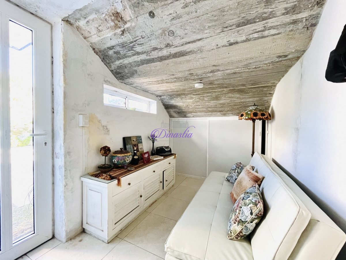 Casa ID.318 - Venta y Alquiler Casa de 5 Dormitorios con piscina climatizada Frente a Playa Mansa, Punta del Este
