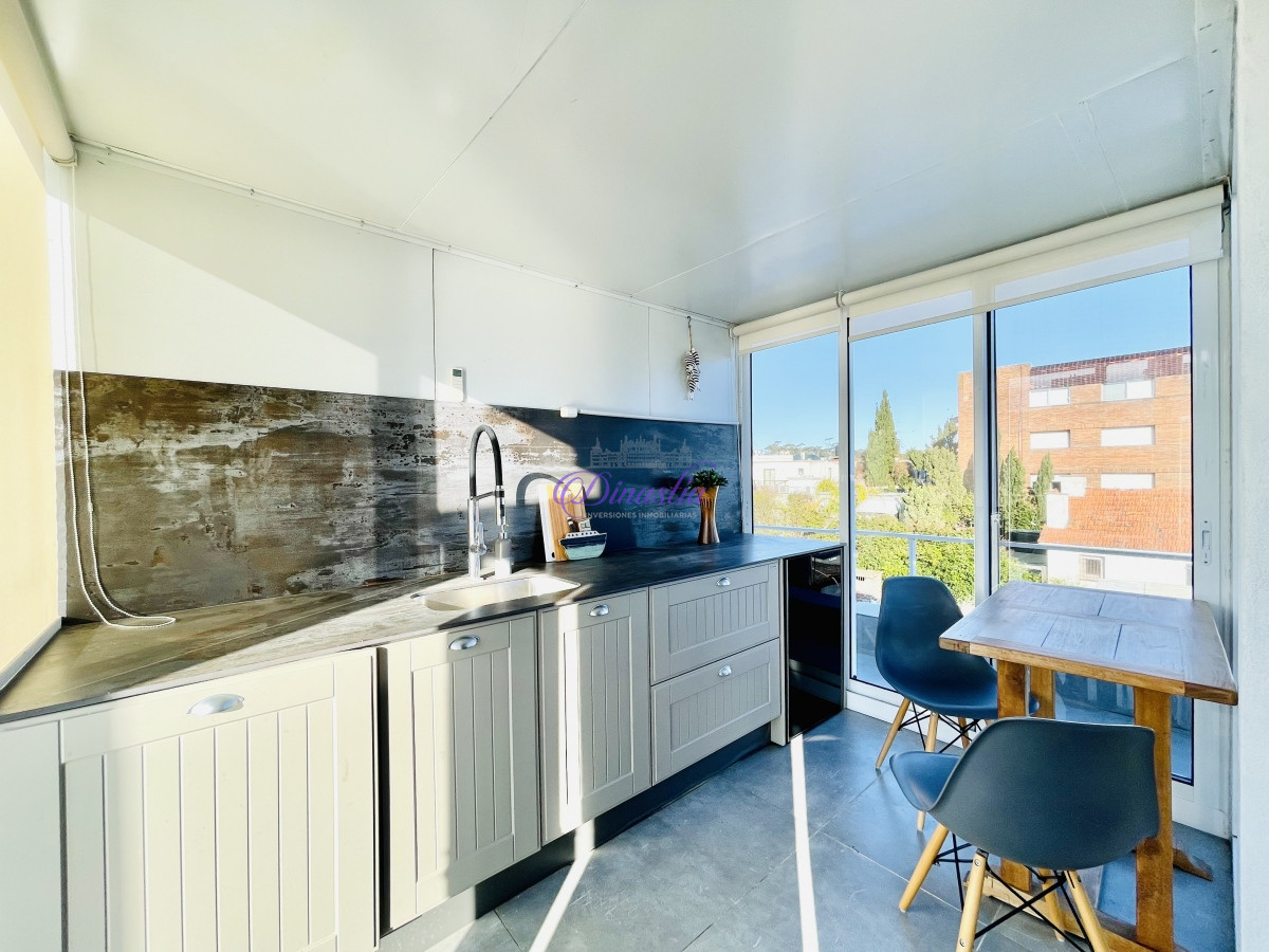 Casa ID.318 - Venta y Alquiler Casa de 5 Dormitorios con piscina climatizada Frente a Playa Mansa, Punta del Este