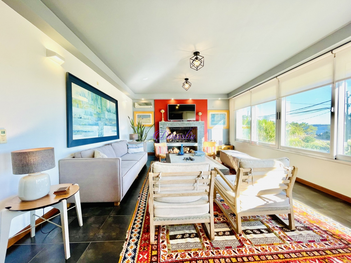 Casa ID.318 - Venta y Alquiler Casa de 5 Dormitorios con piscina climatizada Frente a Playa Mansa, Punta del Este