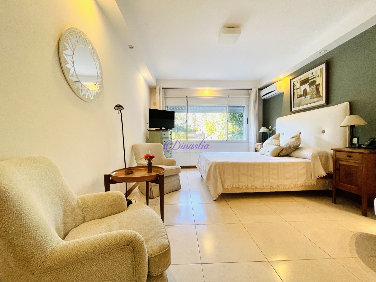 Casa ID.318 - Venta y Alquiler Casa de 5 Dormitorios con piscina climatizada Frente a Playa Mansa, Punta del Este