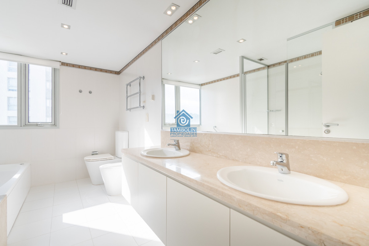 Apartamento ID.237 - Venta y alquiler de departamento con tres dormitorios mas dependencia de servicio en torre Le Parc playa Brava, Punta del Este