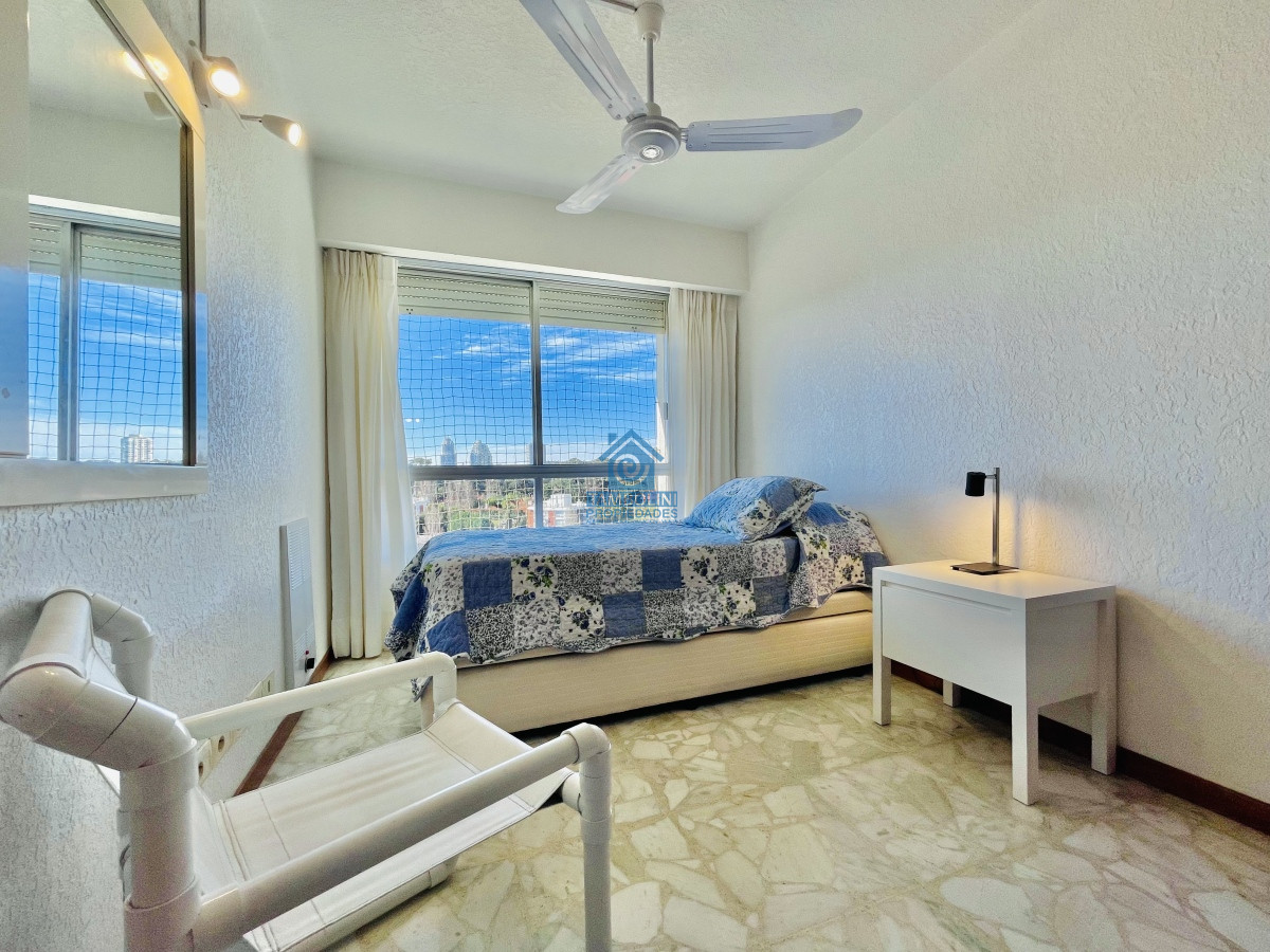 Apartamento ID.506 - Apartamento de 3 Dormitorios en Playa Mansa con Vista al Mar en Venta!