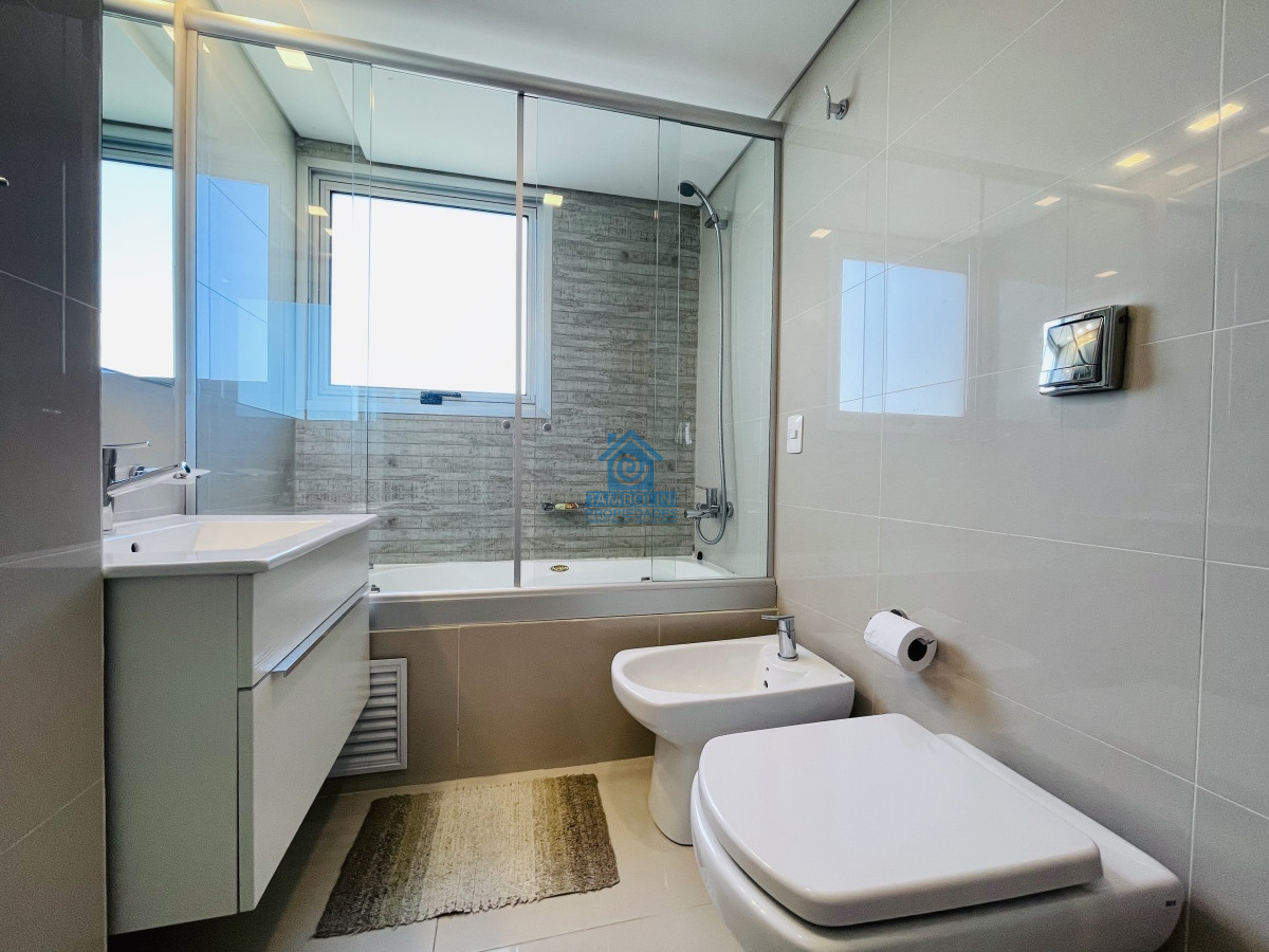 Apartamento ID.509 - Apartamento con Vista al Mar de 3 Dormitorios y Dependencia + Parrillero en Playa Brava, Punta del Este 
