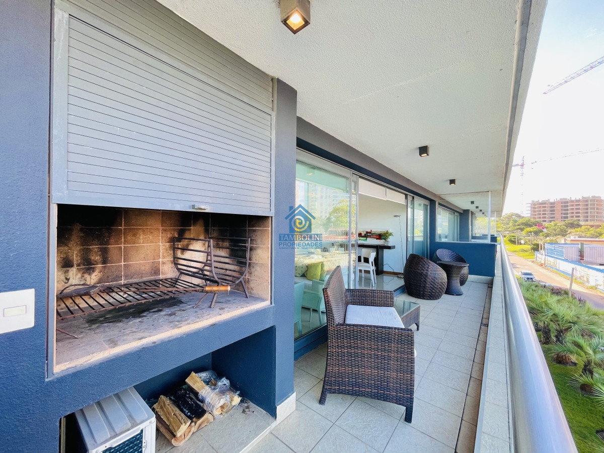 Apartamento ID.496 - Apartamento de 2 Dormitorios y Parrillero Frente a Playa Brava, Punta del Este