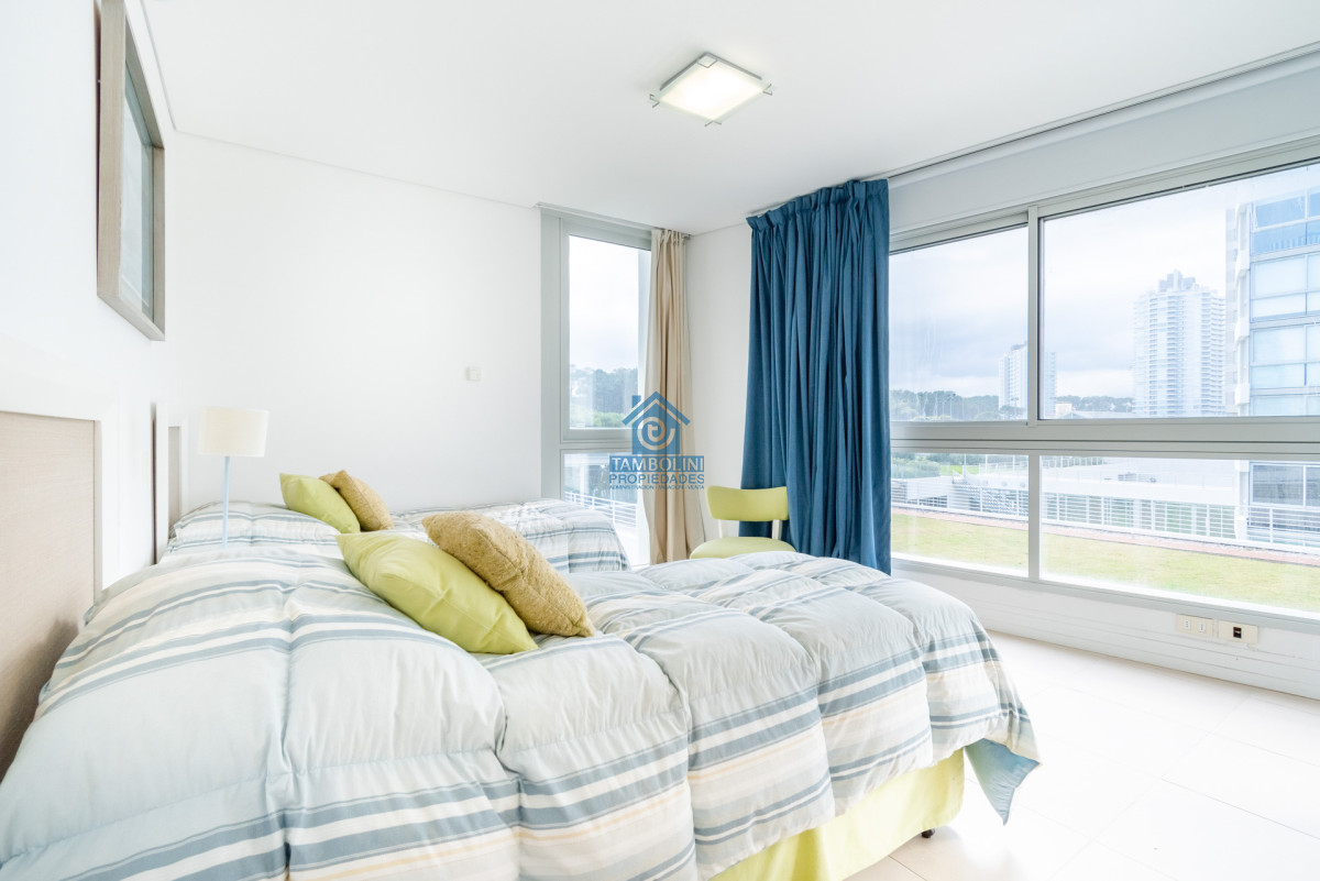 Apartamento ID.237 - Venta y alquiler de departamento con tres dormitorios mas dependencia de servicio en torre Le Parc playa Brava, Punta del Este