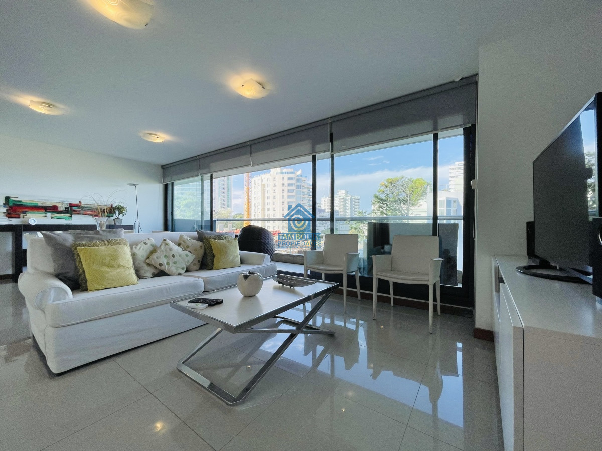 Apartamento ID.496 - Apartamento de 2 Dormitorios y Parrillero Frente a Playa Brava, Punta del Este
