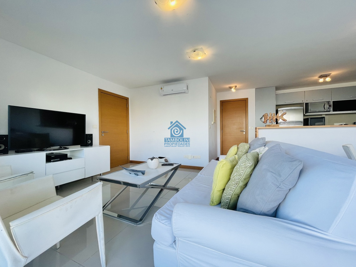 Apartamento ID.496 - Apartamento de 2 Dormitorios y Parrillero Frente a Playa Brava, Punta del Este