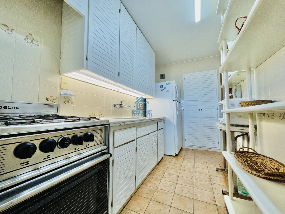 Apartamento ID.506 - Apartamento de 3 Dormitorios en Playa Mansa con Vista al Mar en Venta!