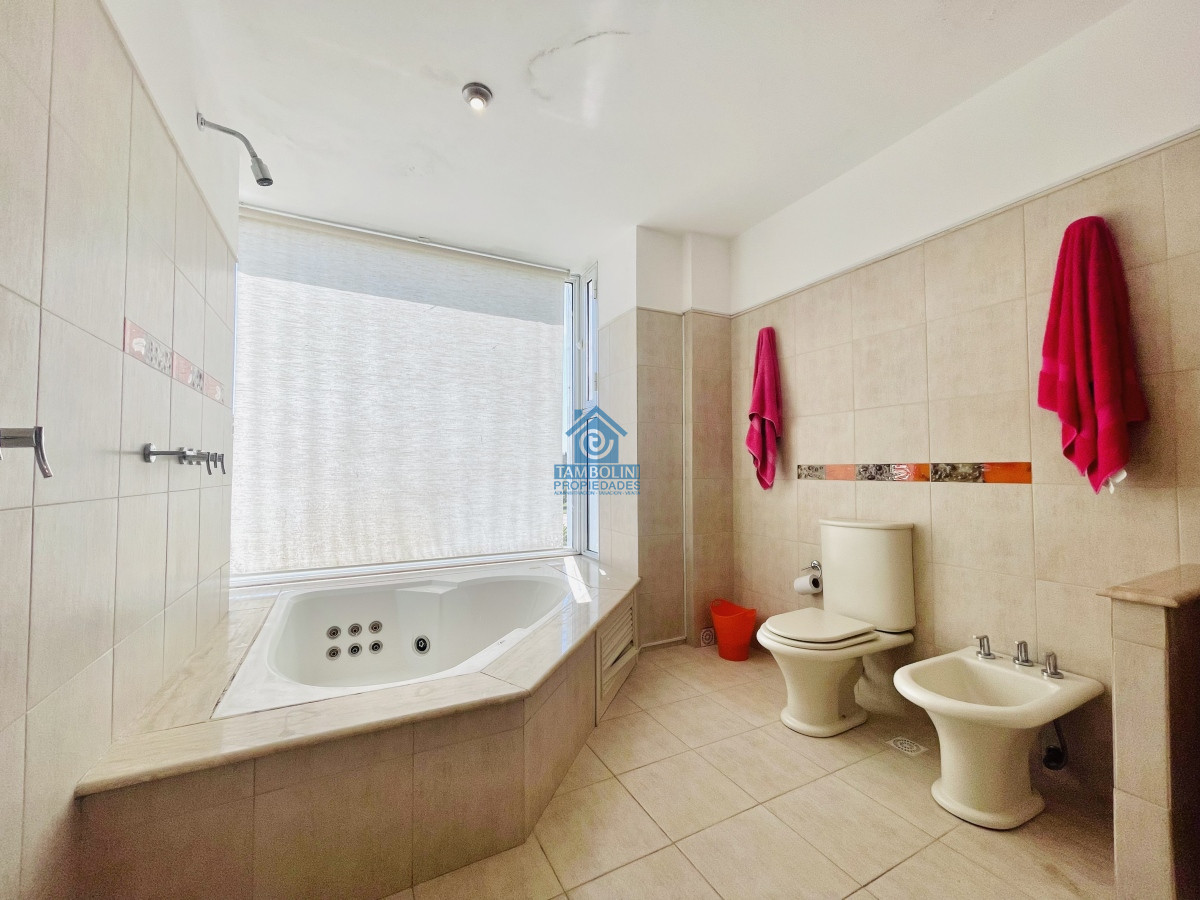 Casa ID.490 - Muy Buena Casa de 5 Dormitorios y Piscina en Rincón del Indio, a Pocos Metros del Mar
