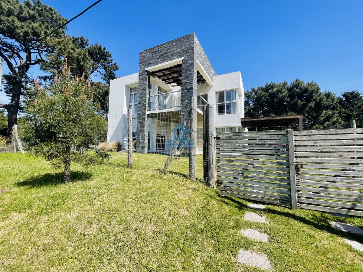 Casa ID.490 - Muy Buena Casa de 5 Dormitorios y Piscina en Rincón del Indio, a Pocos Metros del Mar