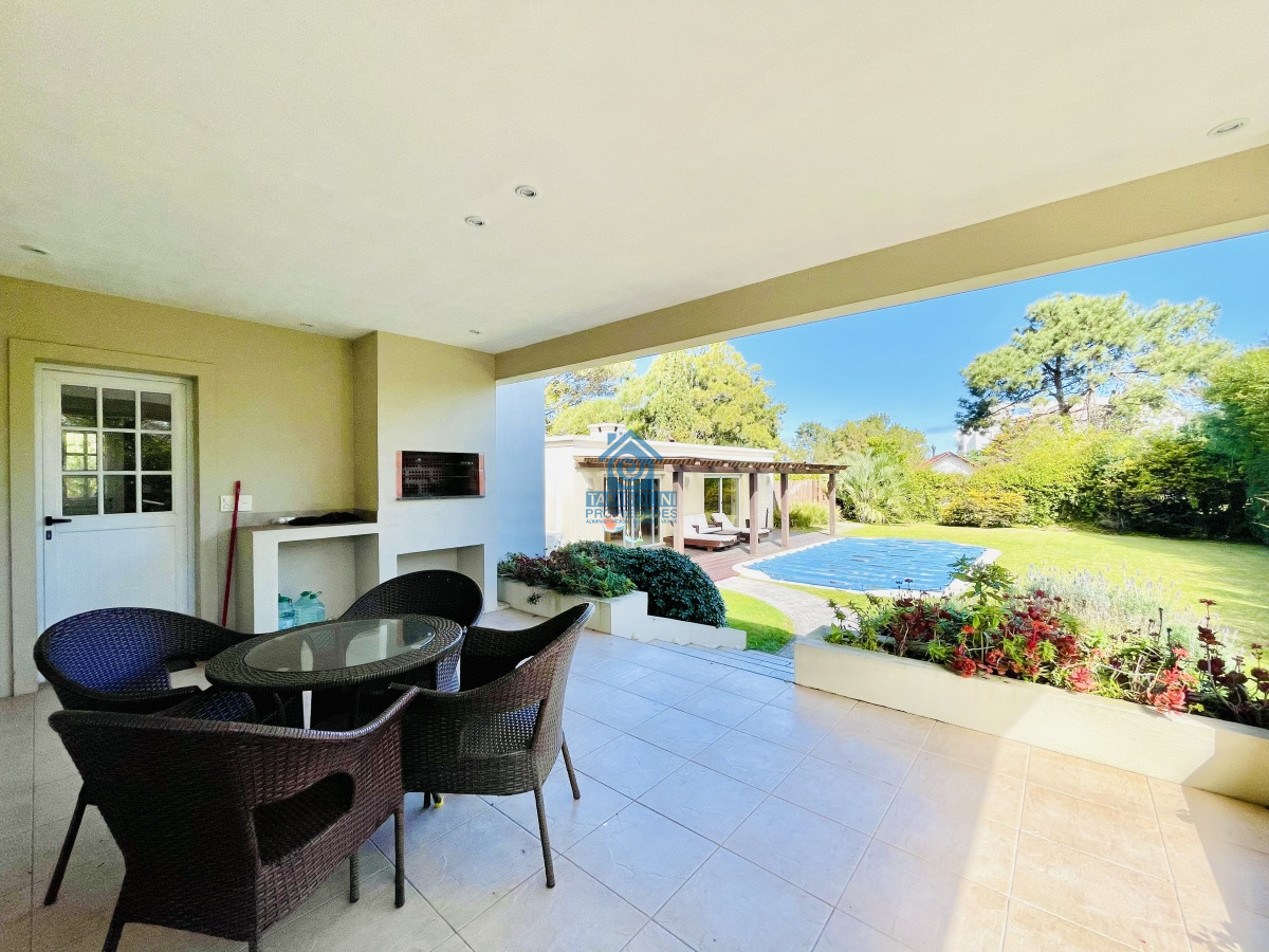 Casa ID.287 - Excelente Casa de 4 Dormitorios, Piscina Climatizada y Barbacoa en Pinares, Punta del Este