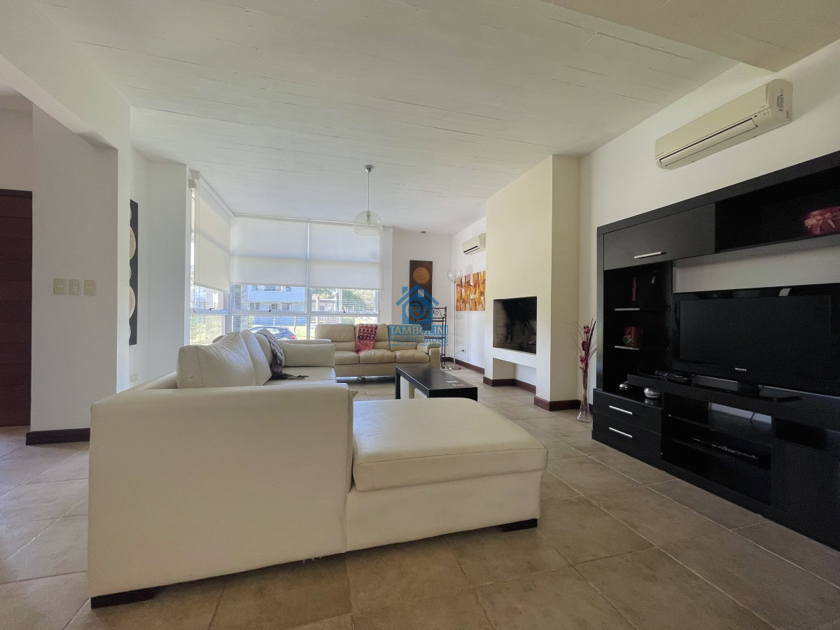 Casa ID.490 - Muy Buena Casa de 5 Dormitorios y Piscina en Rincón del Indio, a Pocos Metros del Mar