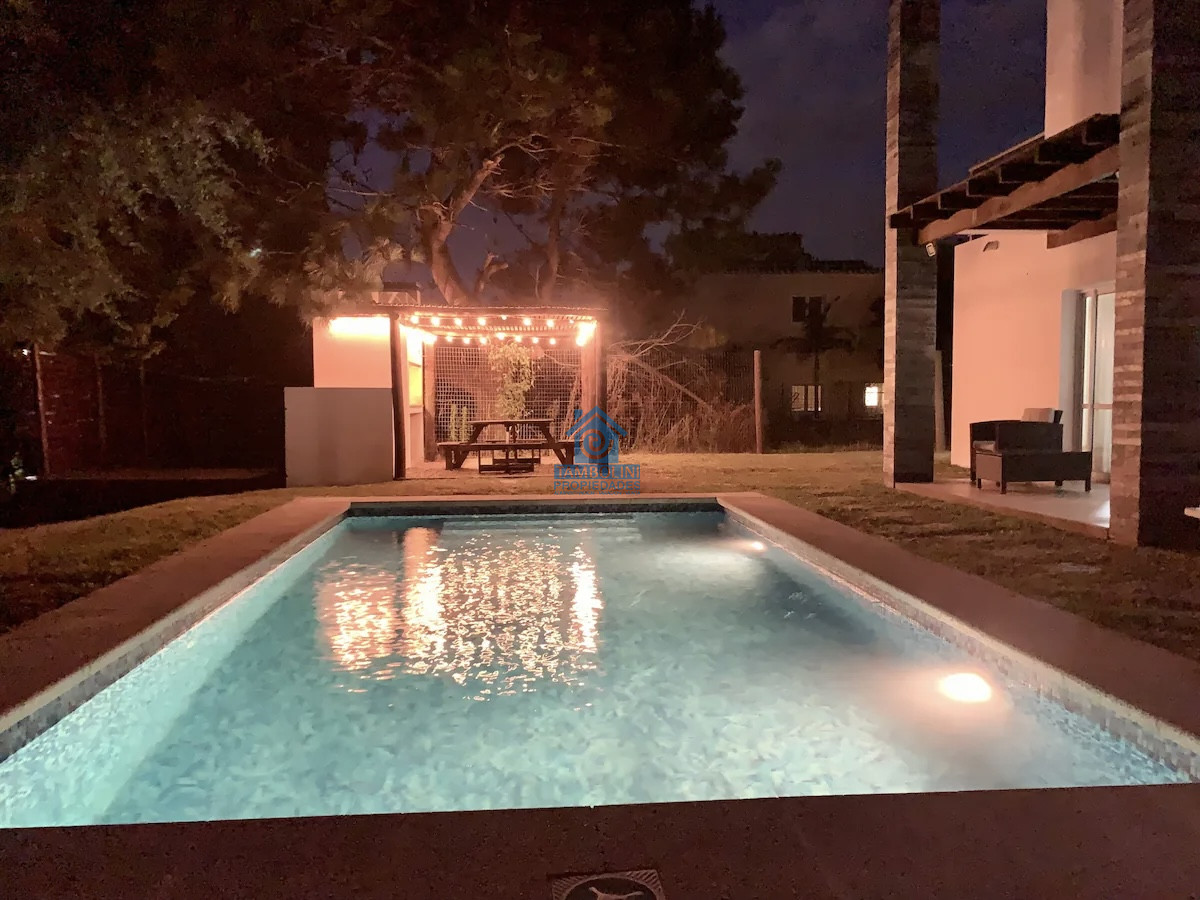 Casa ID.490 - Muy Buena Casa de 5 Dormitorios y Piscina en Rincón del Indio, a Pocos Metros del Mar
