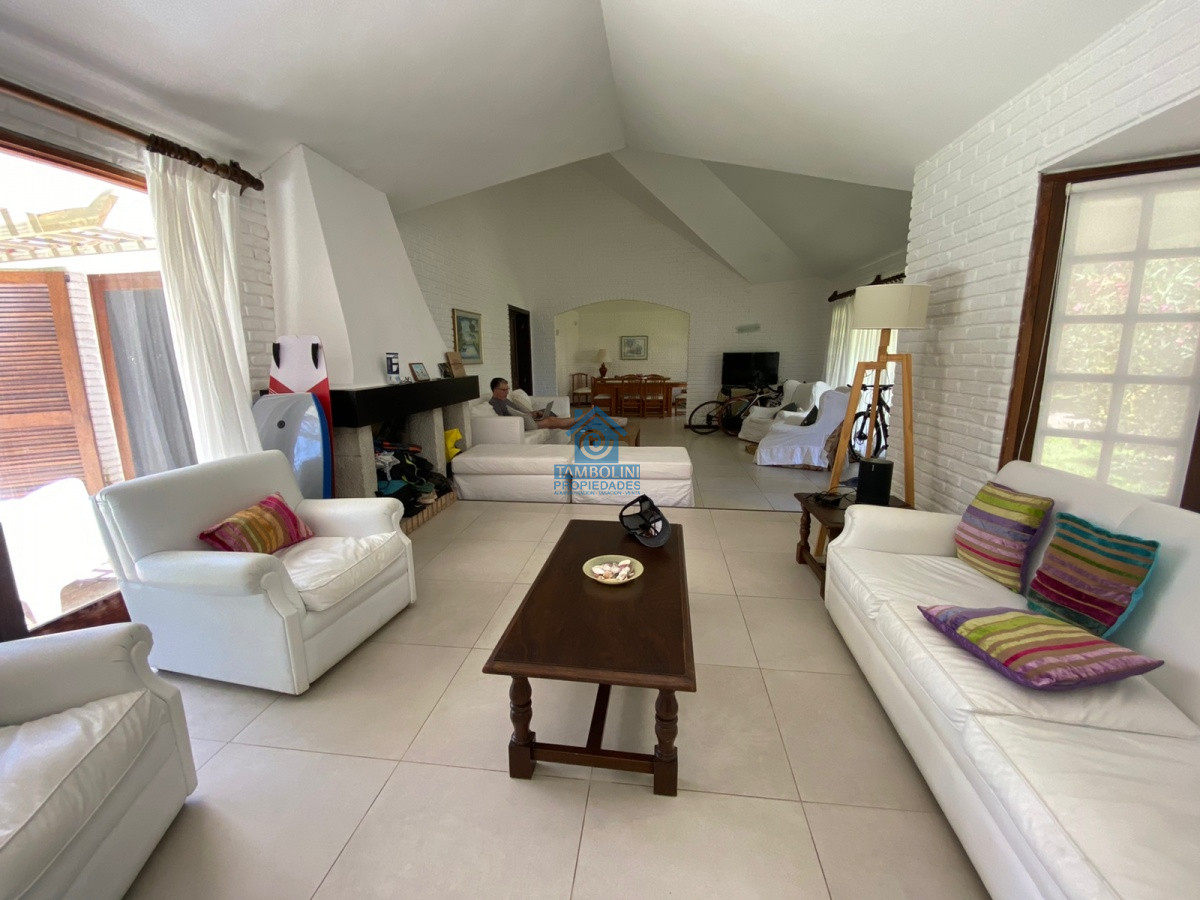 Casa ID.485 - Alquiler temporario de casa de tres dormitorios con piscina en Barrio Lugano a pasos de Punta Shopping, Punta del Este