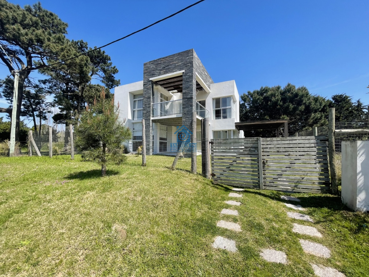 Casa ID.490 - Muy Buena Casa de 5 Dormitorios y Piscina en Rincón del Indio, a Pocos Metros del Mar