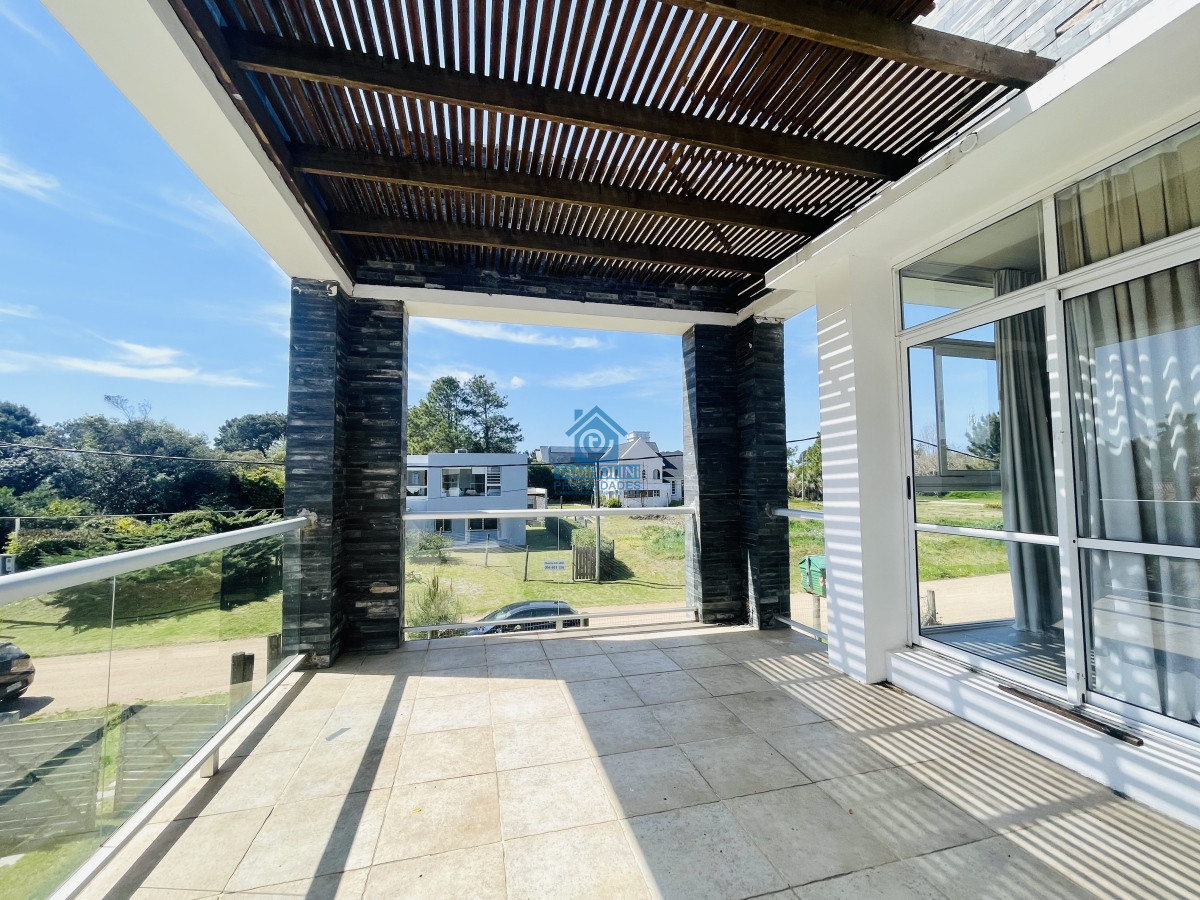 Casa ID.490 - Muy Buena Casa de 5 Dormitorios y Piscina en Rincón del Indio, a Pocos Metros del Mar