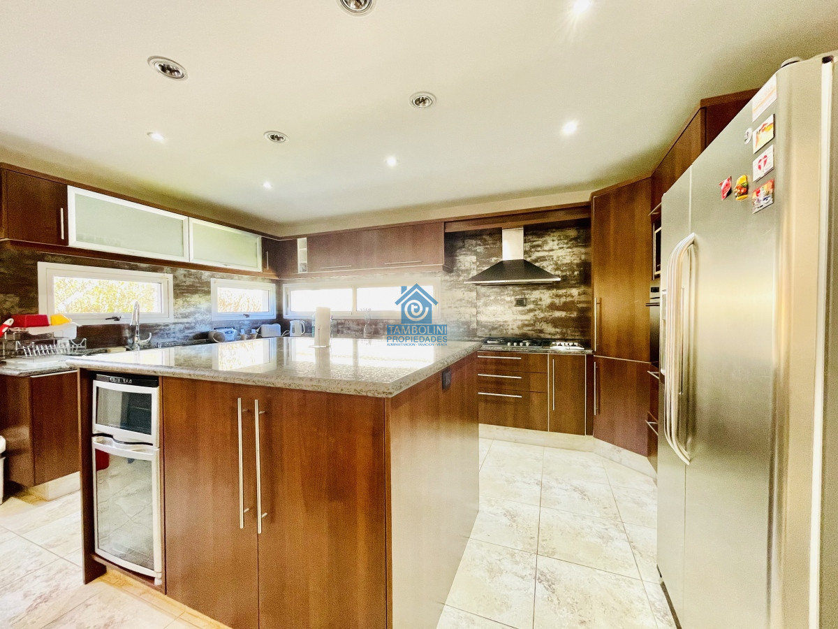 Casa ID.287 - Excelente Casa de 4 Dormitorios, Piscina Climatizada y Barbacoa en Pinares, Punta del Este