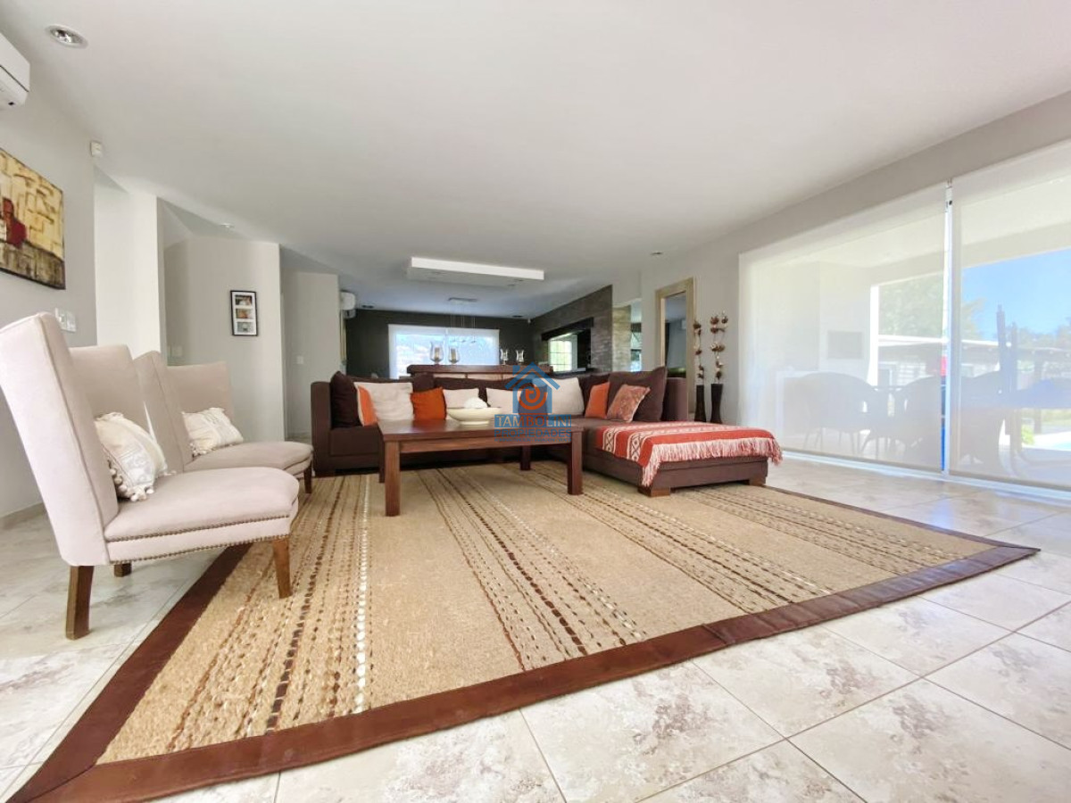 Casa ID.287 - Excelente Casa de 4 Dormitorios, Piscina Climatizada y Barbacoa en Pinares, Punta del Este