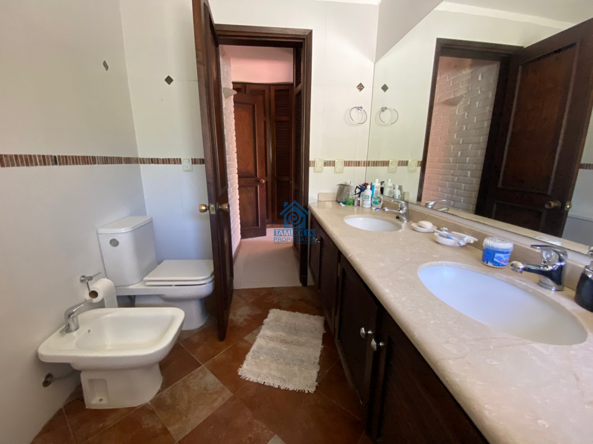 Casa ID.485 - Alquiler temporario de casa de tres dormitorios con piscina en Barrio Lugano a pasos de Punta Shopping, Punta del Este