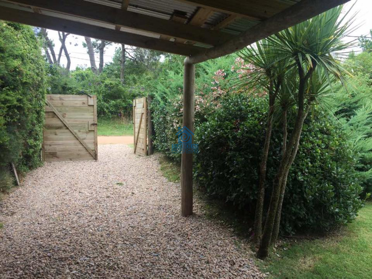 Casa ID.629 - Casa de 3 Dormitorios y Piscina en Alquiler Anual, Rincón del Indio