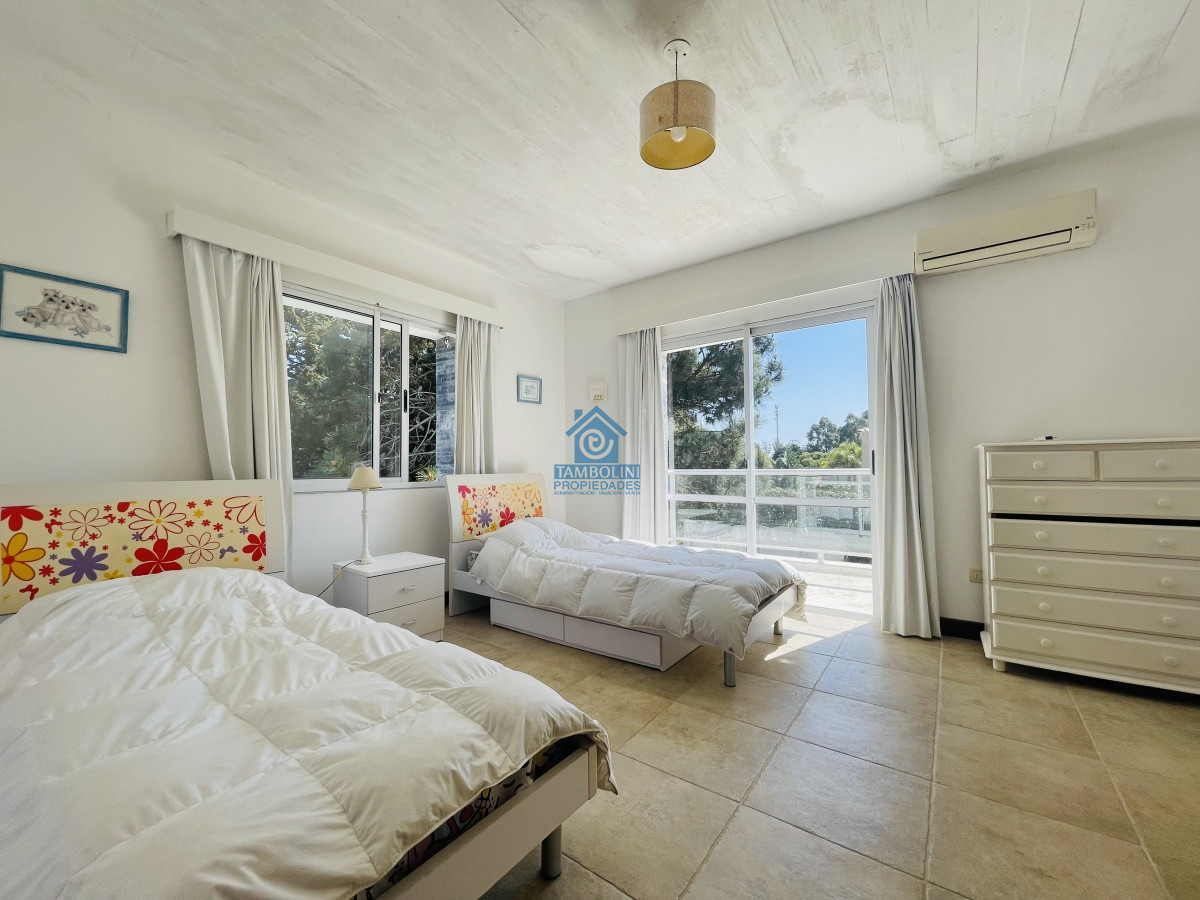 Casa ID.490 - Muy Buena Casa de 5 Dormitorios y Piscina en Rincón del Indio, a Pocos Metros del Mar