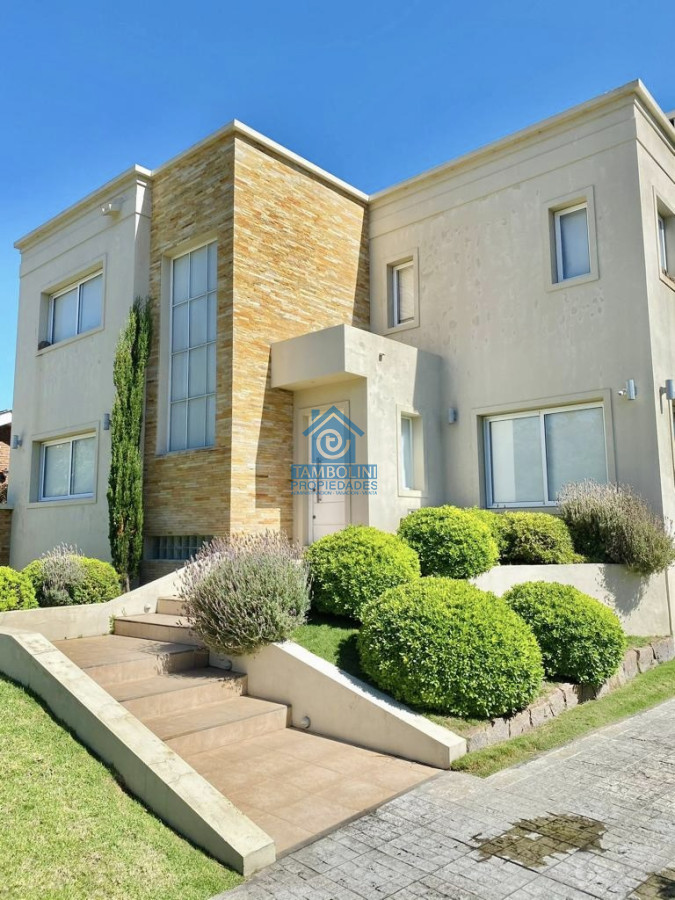 Casa ID.287 - Excelente Casa de 4 Dormitorios, Piscina Climatizada y Barbacoa en Pinares, Punta del Este