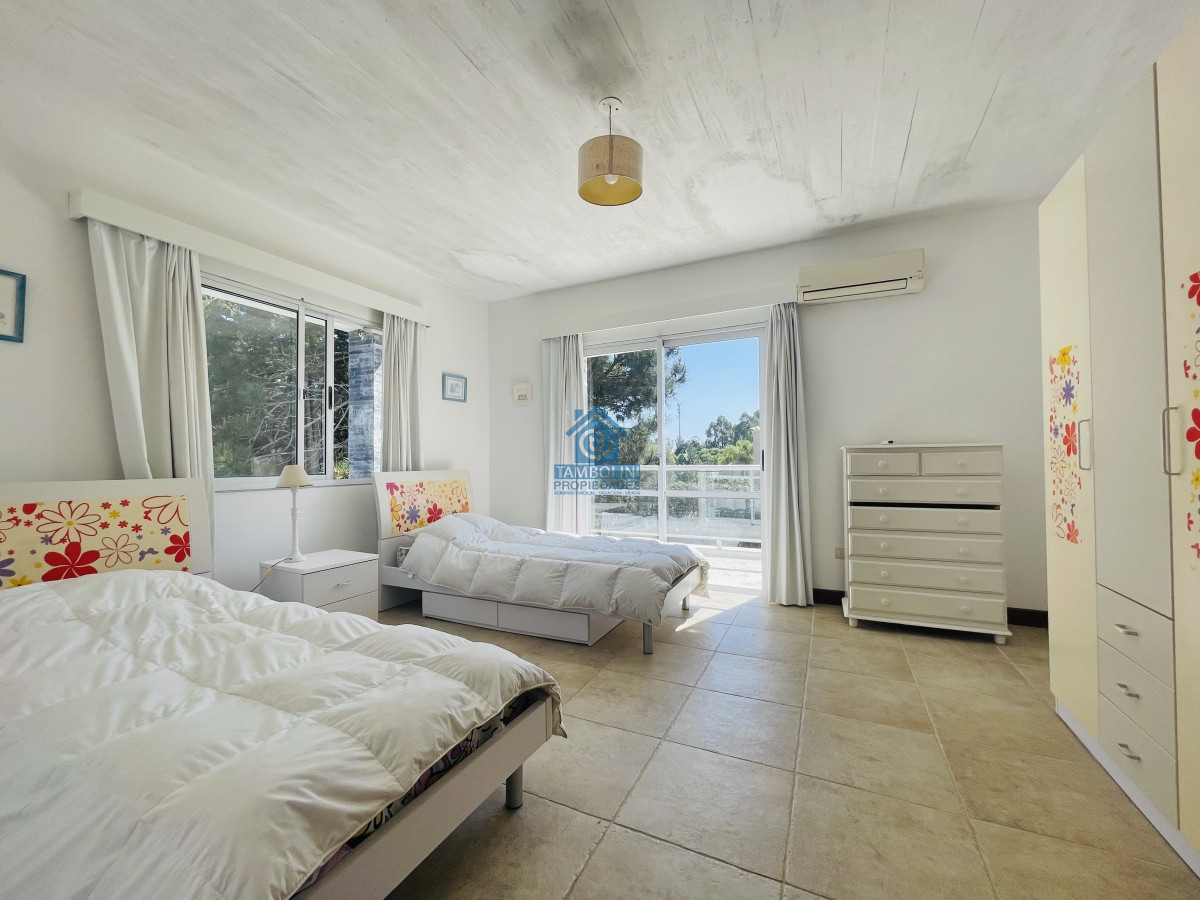 Casa ID.490 - Muy Buena Casa de 5 Dormitorios y Piscina en Rincón del Indio, a Pocos Metros del Mar