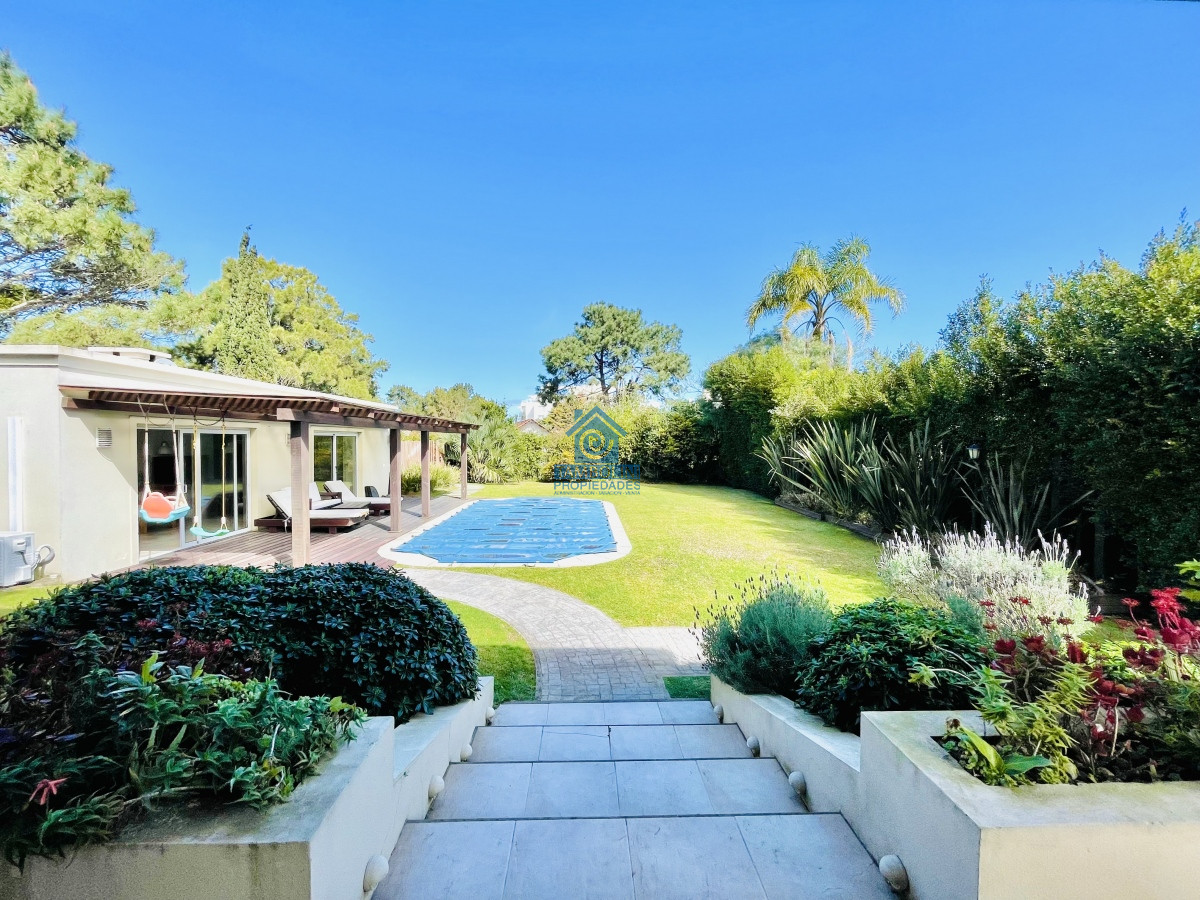 Casa ID.287 - Excelente Casa de 4 Dormitorios, Piscina Climatizada y Barbacoa en Pinares, Punta del Este