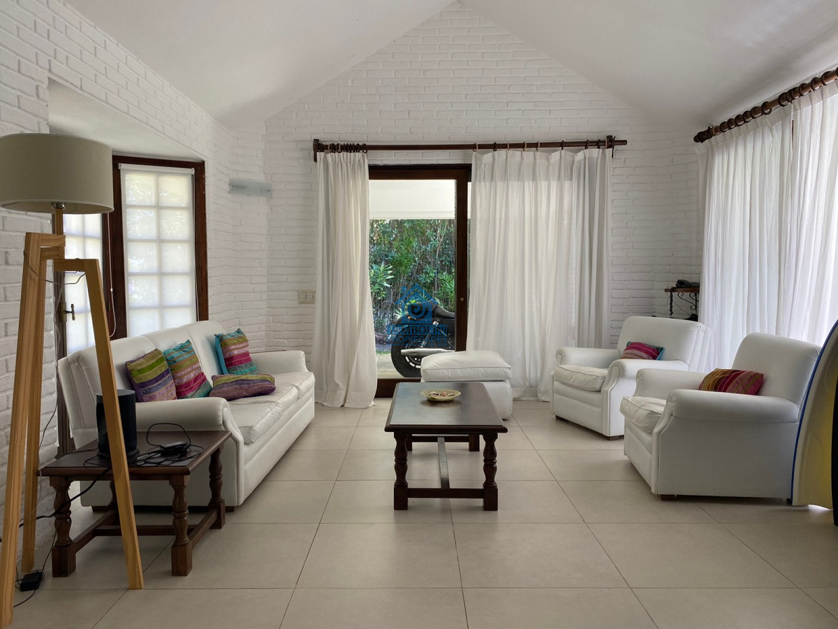 Casa ID.485 - Alquiler temporario de casa de tres dormitorios con piscina en Barrio Lugano a pasos de Punta Shopping, Punta del Este