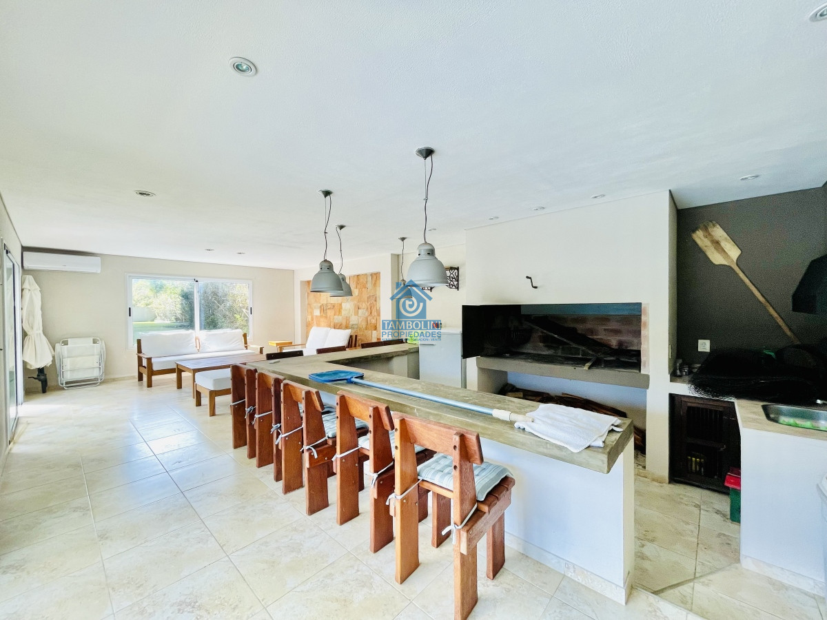 Casa ID.287 - Excelente Casa de 4 Dormitorios, Piscina Climatizada y Barbacoa en Pinares, Punta del Este