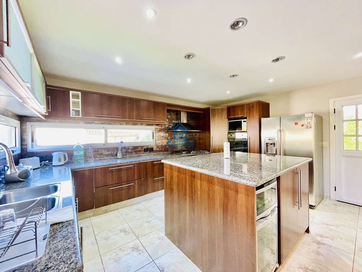 Casa ID.287 - Excelente Casa de 4 Dormitorios, Piscina Climatizada y Barbacoa en Pinares, Punta del Este