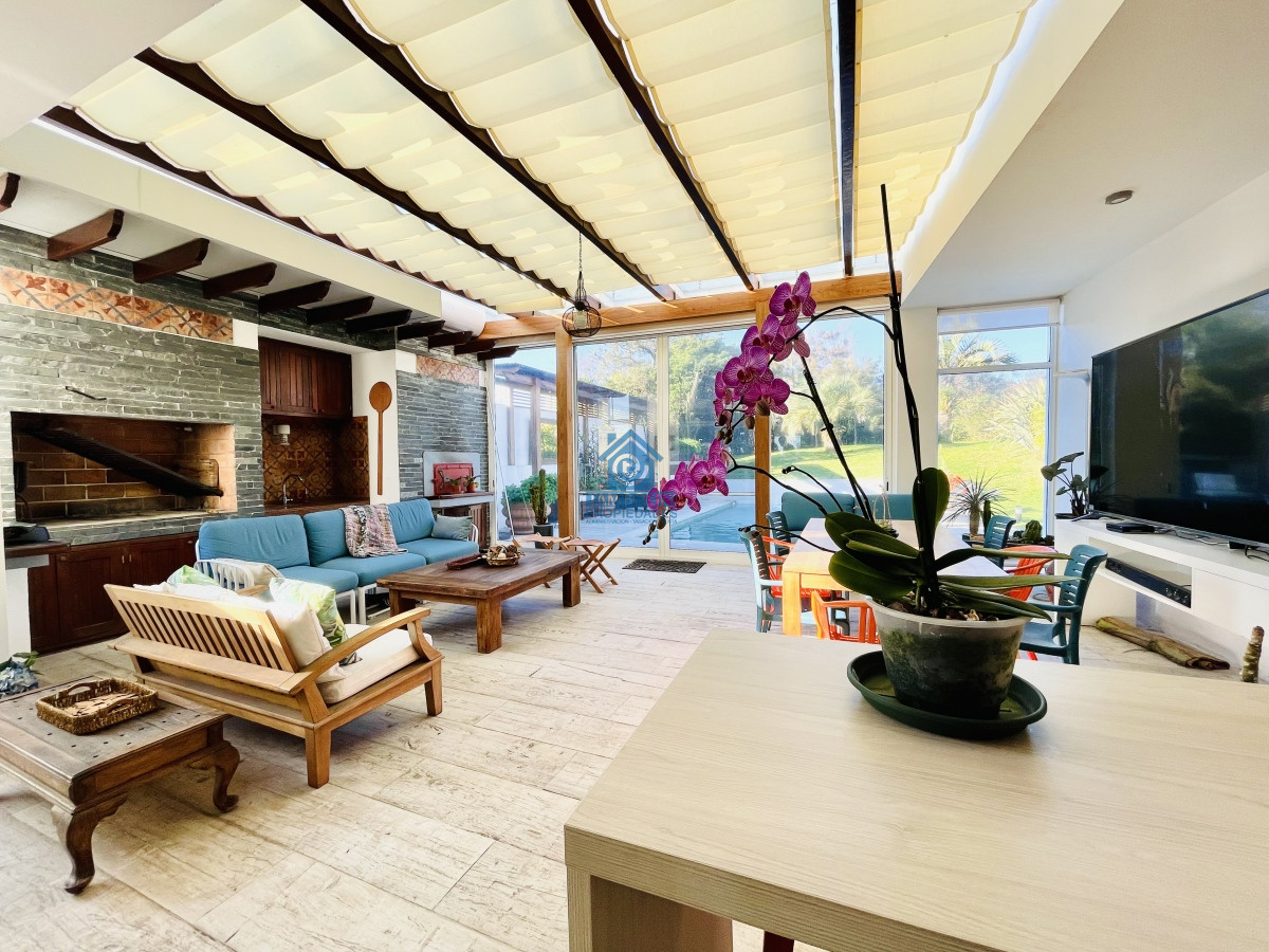 Casa ID.252 - Moderna Casa de 5 Dormitorios y Piscina Climatizada Frente a Playa Mansa - Punta del Este