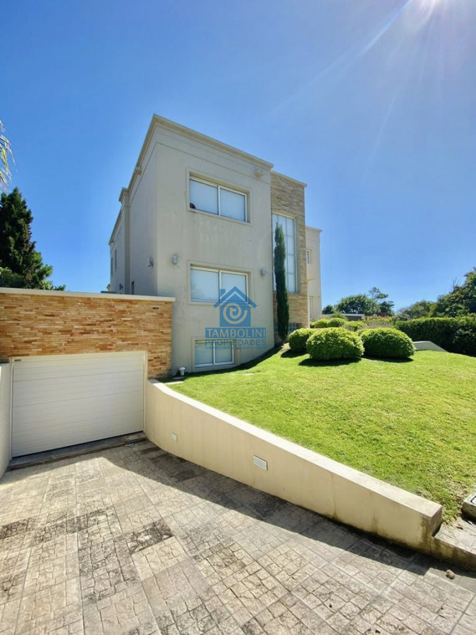 Casa ID.287 - Excelente Casa de 4 Dormitorios, Piscina Climatizada y Barbacoa en Pinares, Punta del Este