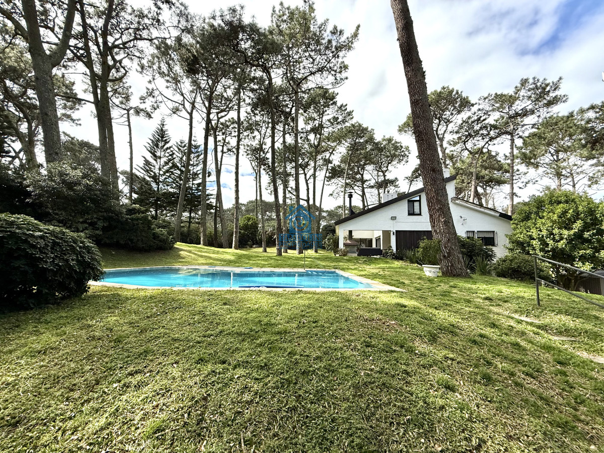 Casa ID.940 - Casa en alquiler de temporada con 4 suites más dependencia en 4500 m2 piscina y parrillero 