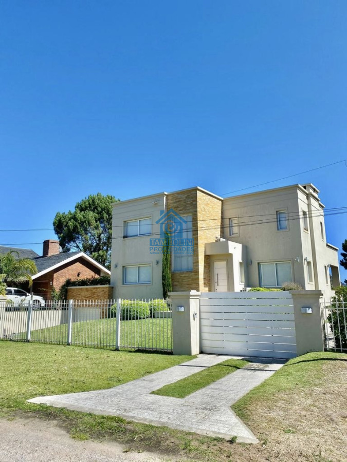 Casa ID.287 - Excelente Casa de 4 Dormitorios, Piscina Climatizada y Barbacoa en Pinares, Punta del Este