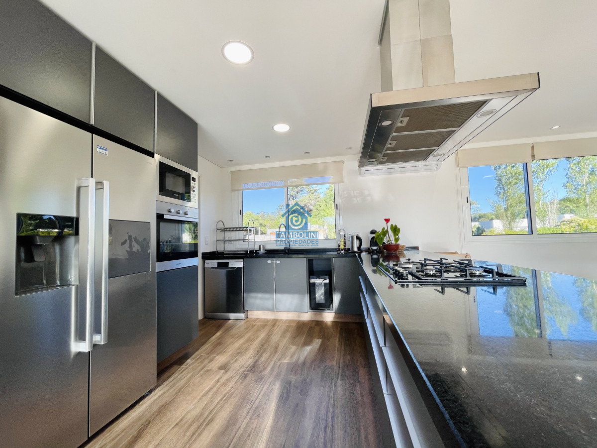Casa ID.633 - Moderna Casa de 4 Dormitorios, Piscina Climatizada y Parrillero en Punta Ballena, Barrio Semi Privado