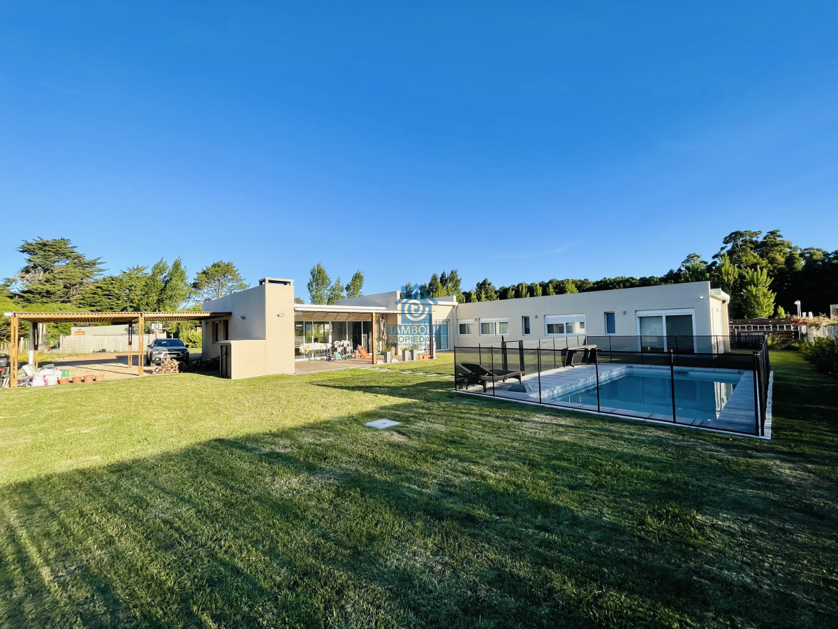 Casa ID.633 - Moderna Casa de 4 Dormitorios, Piscina Climatizada y Parrillero en Punta Ballena, Barrio Semi Privado