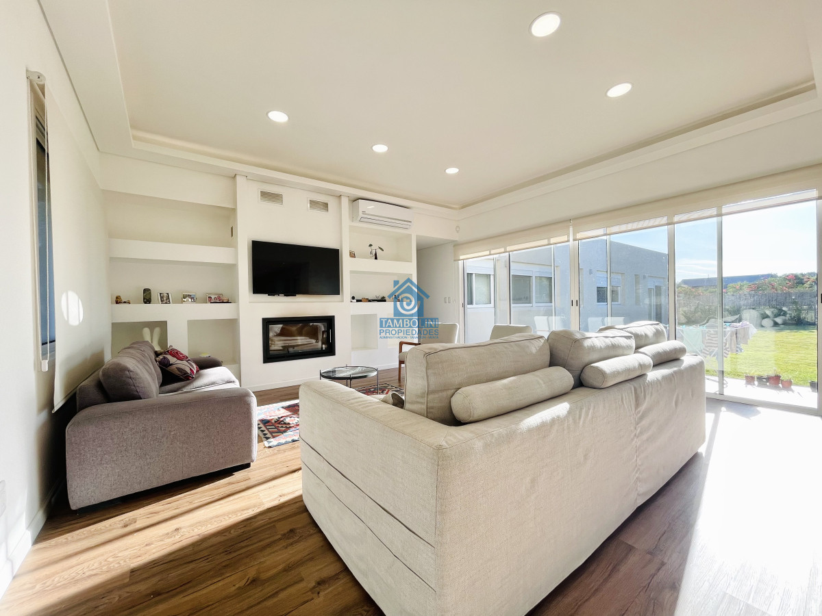 Casa ID.633 - Moderna Casa de 4 Dormitorios, Piscina Climatizada y Parrillero en Punta Ballena, Barrio Semi Privado