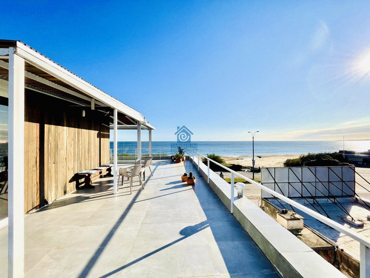 Casa ID.252 - Moderna Casa de 5 Dormitorios y Piscina Climatizada Frente a Playa Mansa - Punta del Este
