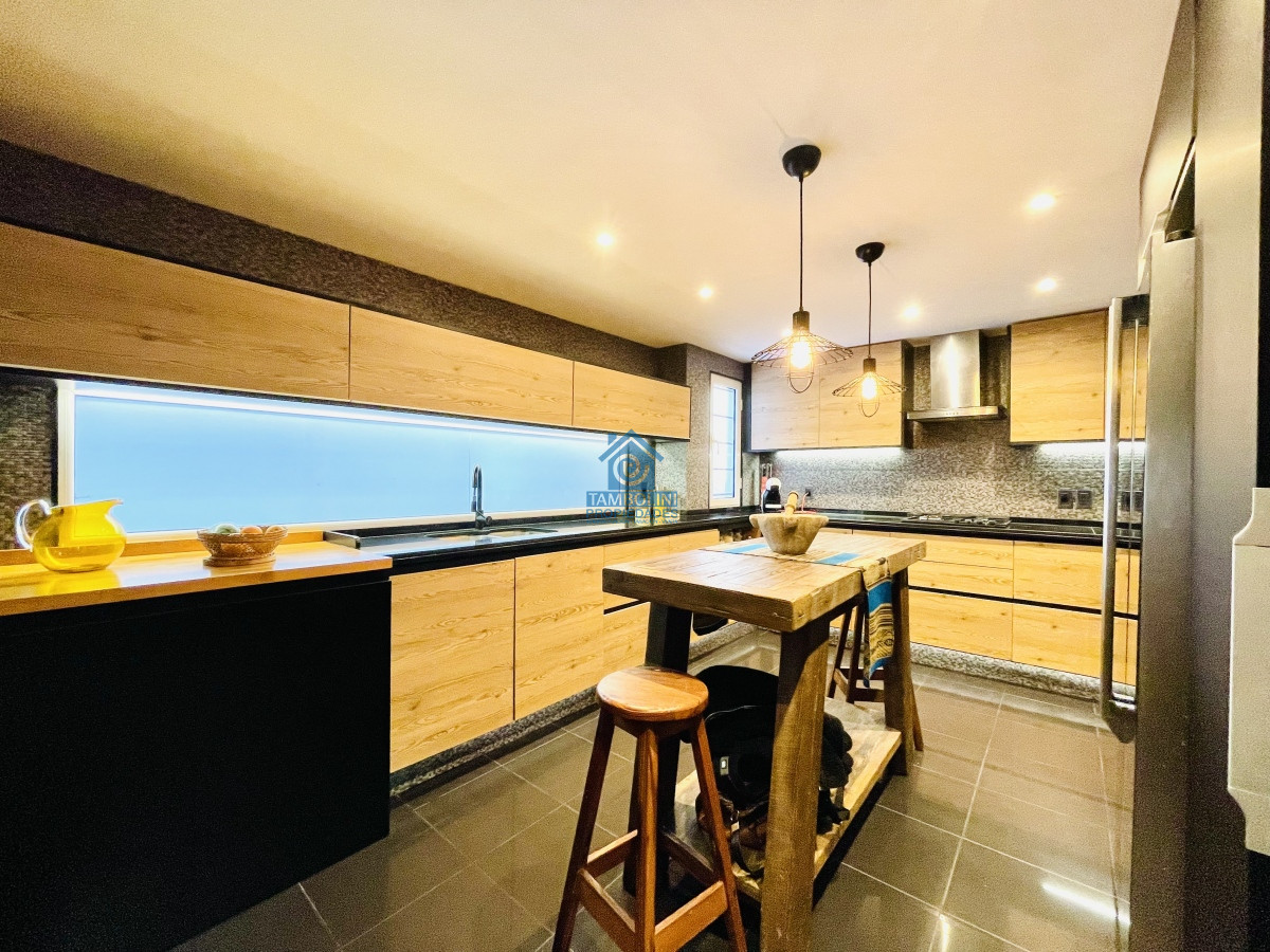 Casa ID.252 - Moderna Casa de 5 Dormitorios y Piscina Climatizada Frente a Playa Mansa - Punta del Este