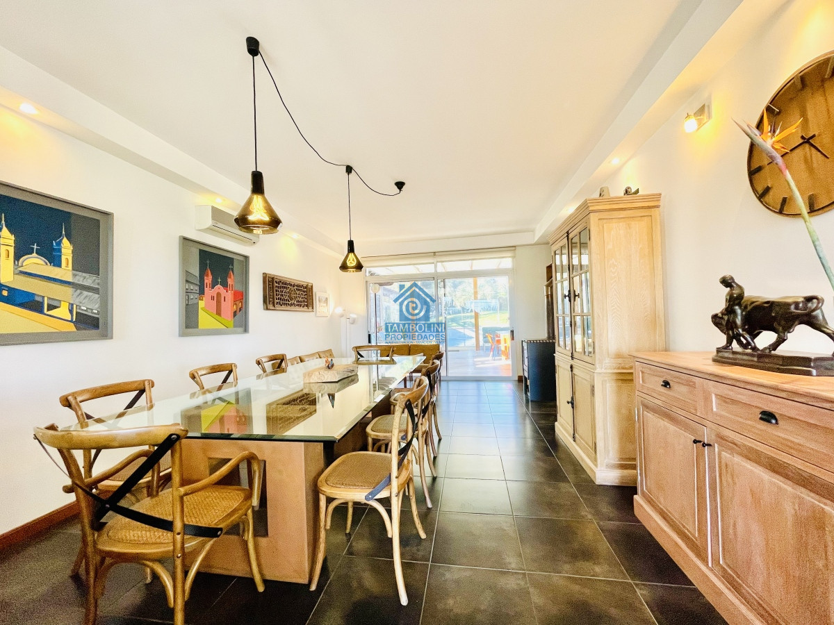 Casa ID.252 - Moderna Casa de 5 Dormitorios y Piscina Climatizada Frente a Playa Mansa - Punta del Este