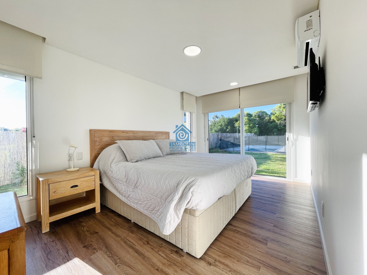 Casa ID.633 - Moderna Casa de 4 Dormitorios, Piscina Climatizada y Parrillero en Punta Ballena, Barrio Semi Privado