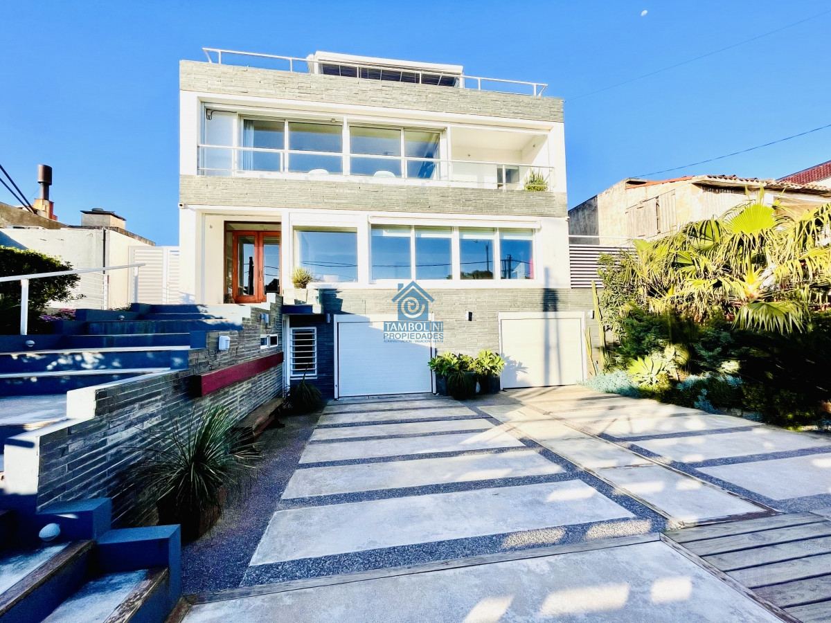 Casa ID.252 - Moderna Casa de 5 Dormitorios y Piscina Climatizada Frente a Playa Mansa - Punta del Este