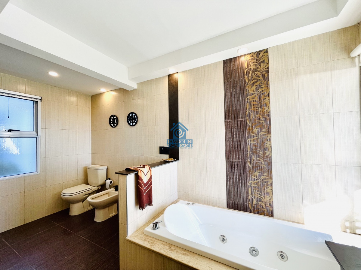 Casa ID.252 - Moderna Casa de 5 Dormitorios y Piscina Climatizada Frente a Playa Mansa - Punta del Este