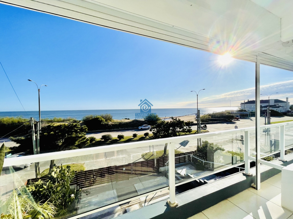 Casa ID.252 - Moderna Casa de 5 Dormitorios y Piscina Climatizada Frente a Playa Mansa - Punta del Este